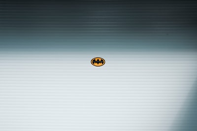 蝙蝠侠标志放置在白色表面